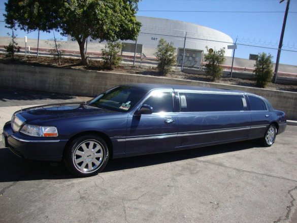 2006 Lincoln 100" Limousine for Sale in Carson, CA - Photo 2