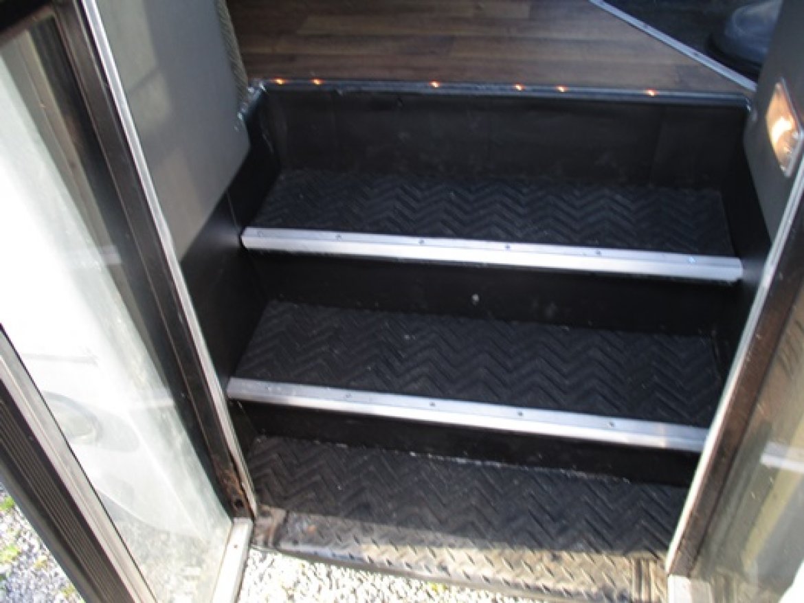 Limo Bus for Sale in Bellefontaine, OH - Photo 9