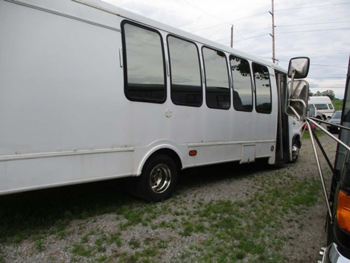 Limo Bus for Sale in Bellefontaine, OH - Photo 11