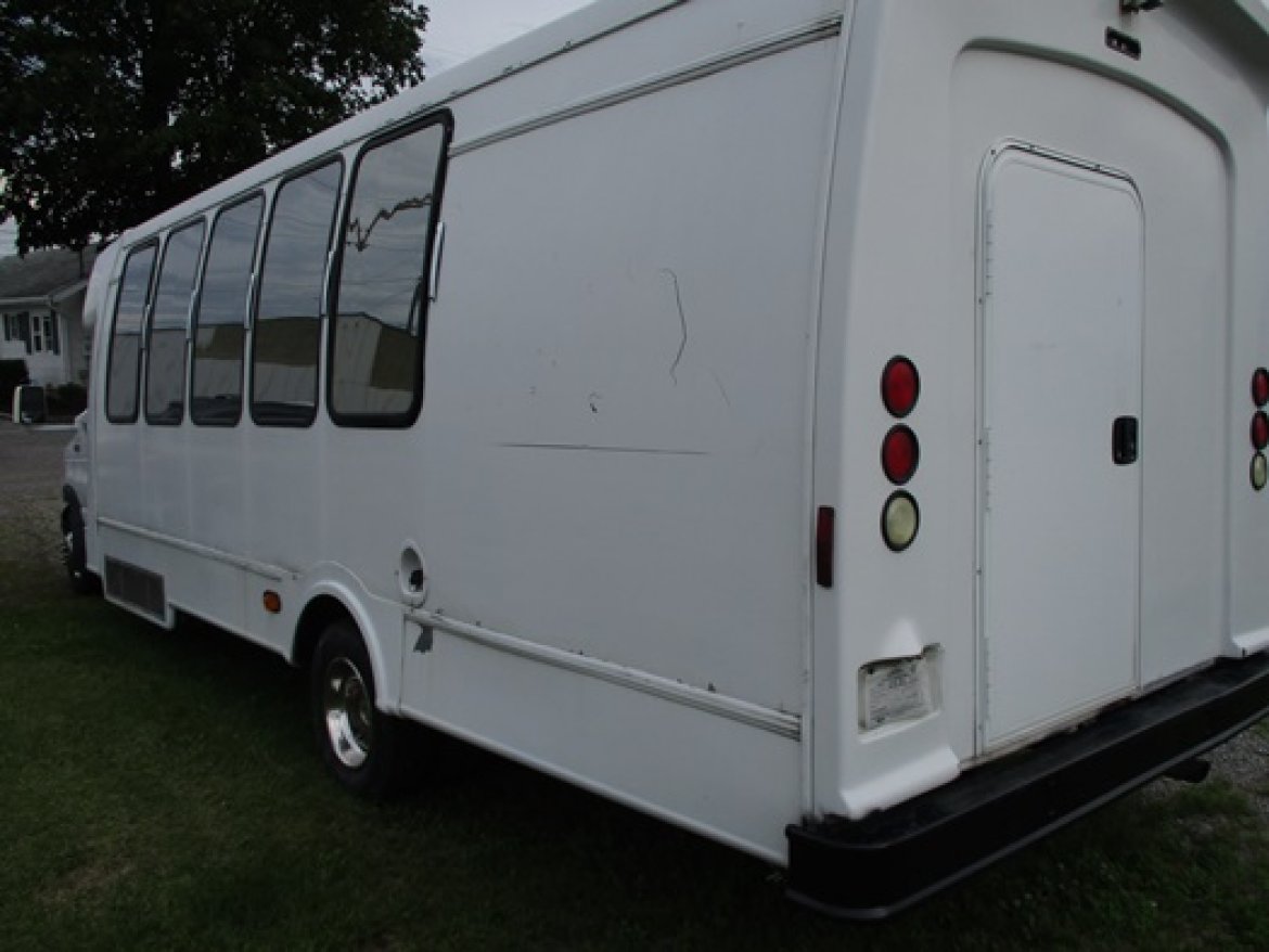 Limo Bus for Sale in Bellefontaine, OH - Photo 12