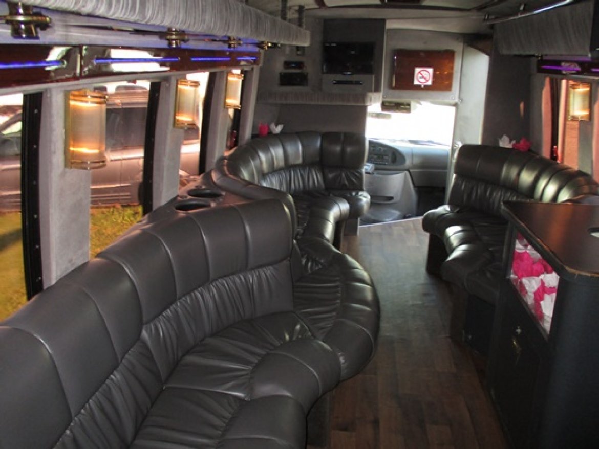 Limo Bus for Sale in Bellefontaine, OH - Photo 13