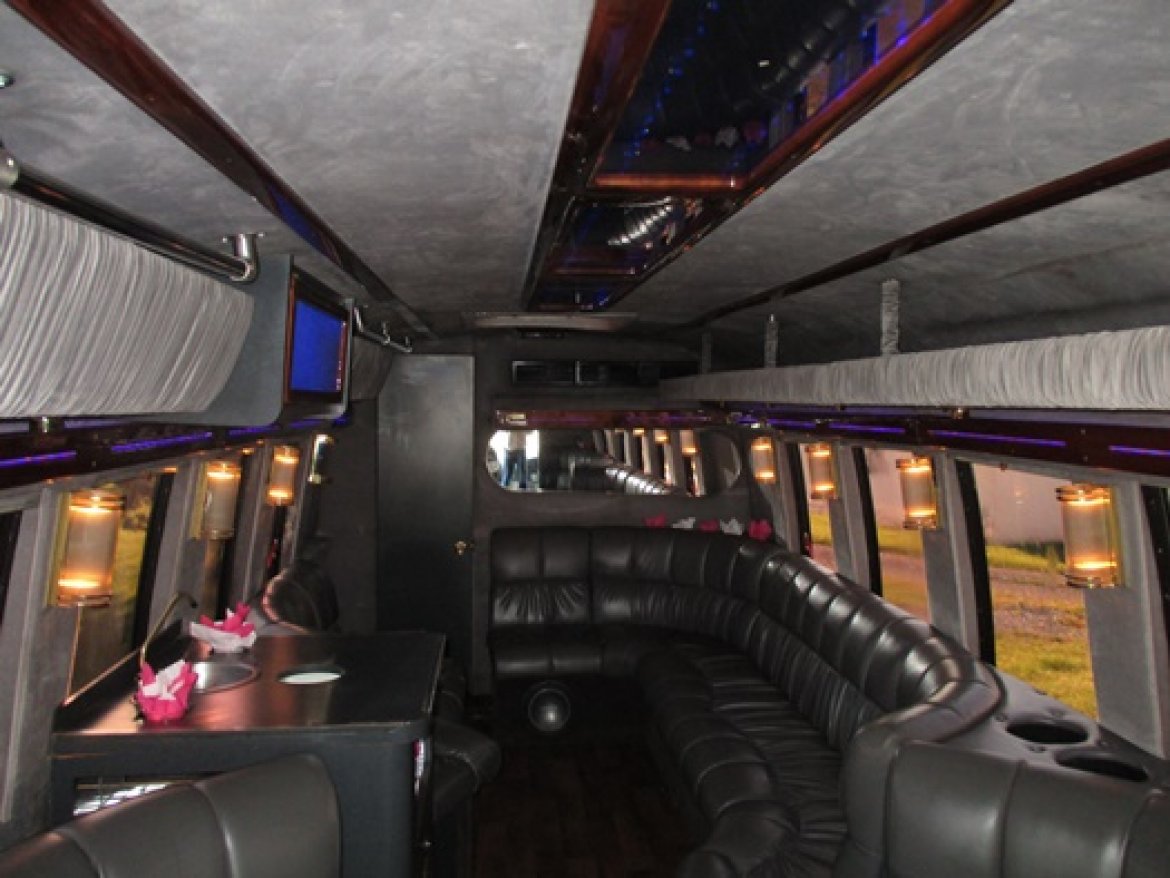 Limo Bus for Sale in Bellefontaine, OH - Photo 14