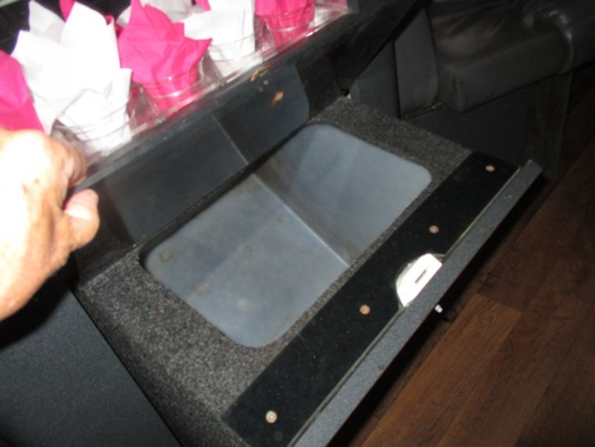 Limo Bus for Sale in Bellefontaine, OH - Photo 25