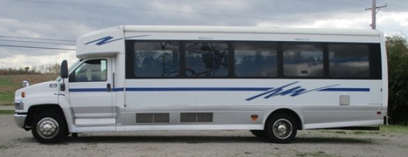 2006 GMC 5500 Shuttle Bus for Sale in Bellefontaine, OH - Photo 3