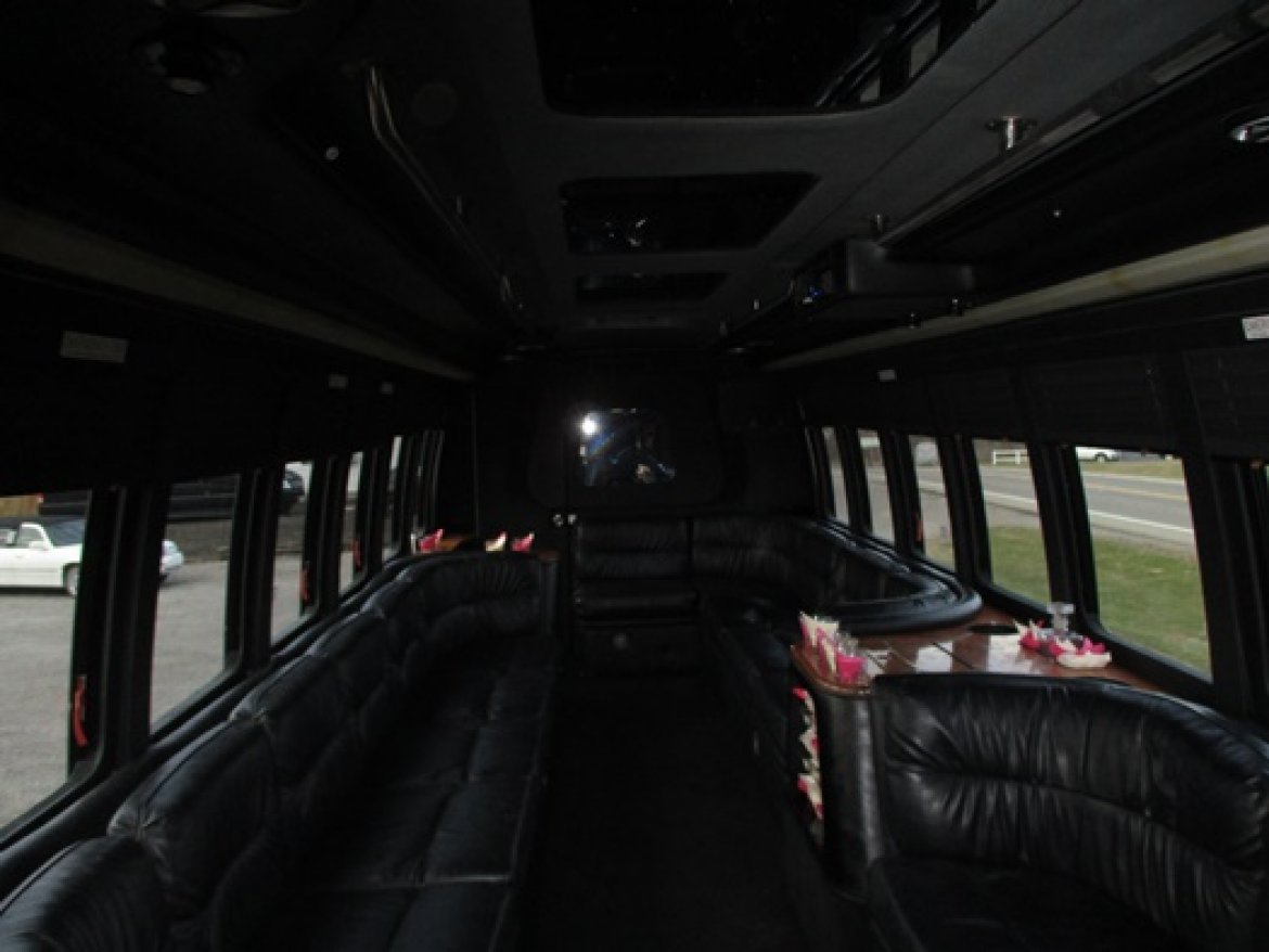 Limo Bus for Sale in Bellefontaine, OH - Photo 17