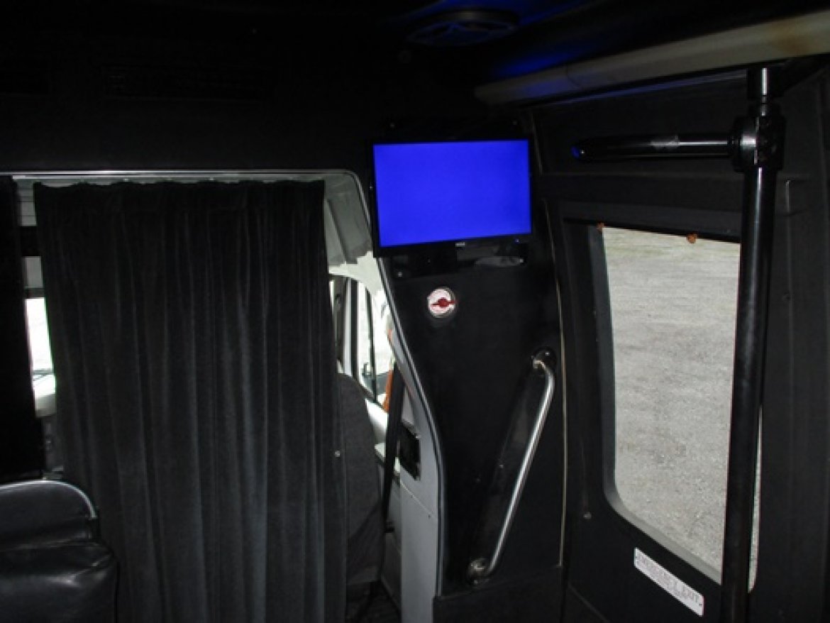 Limo Bus for Sale in Bellefontaine, OH - Photo 23