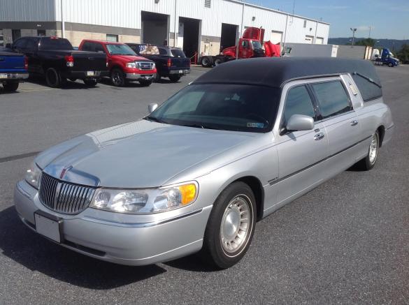 2000 Lincoln Lincoln Town Car Hearse (626) Funeral for Sale in Trenton, NJ - Main Photo