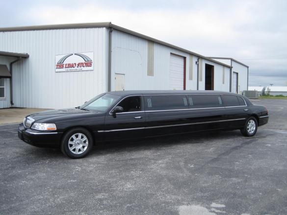 2011 Lincoln  Town Car Limousine for Sale in Ozark, MO - Photo 2