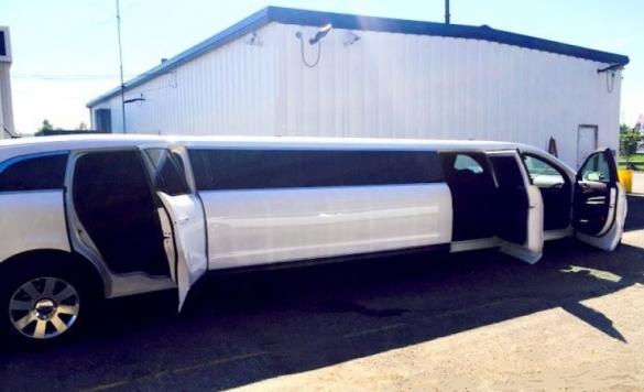 2014 Lincoln MKT 5-Door 14-Pass 4WD Limousine for Sale in Baltimore , MD - Photo 2