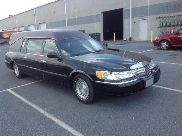 2000 Lincoln Lincoln Town Car Hearse (818) Funeral for Sale in Trenton, NJ - Main Photo