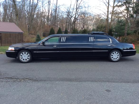 2005 Lincoln Town car Limousine for Sale in Bordentown , NJ - Main Photo