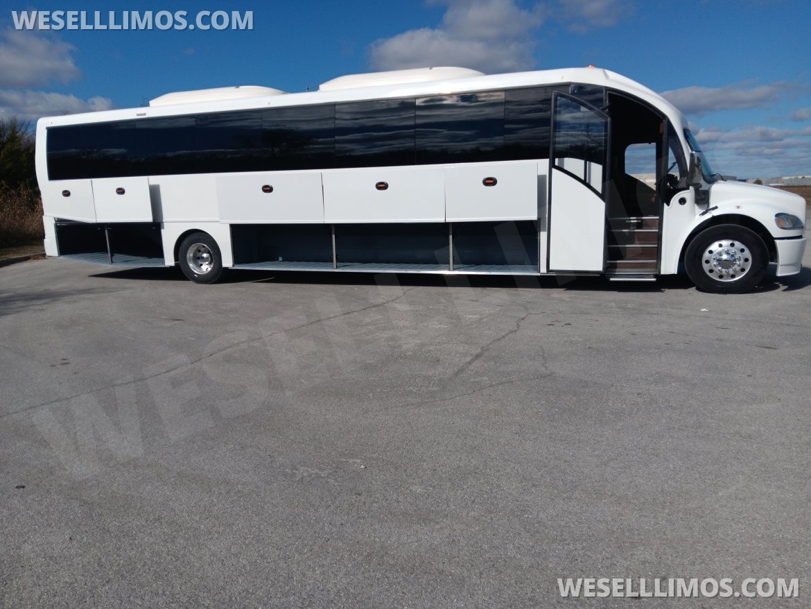 Motorcoach for Sale in Springfield, MO - Photo 2