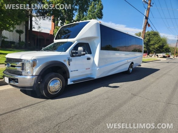 2019 Ford F550 31 Passenger Shuttle Shuttle Bus for Sale in Fontana, CA - Photo 3