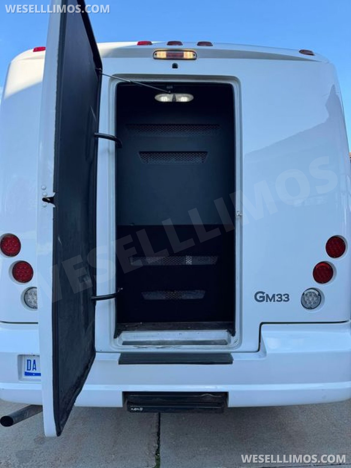 Limo Bus for Sale in Shelby Twp, MI - Photo 5