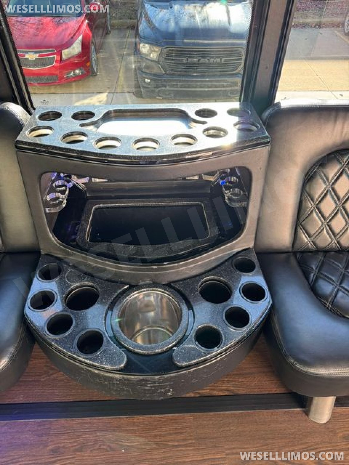 Limo Bus for Sale in Shelby Twp, MI - Photo 17