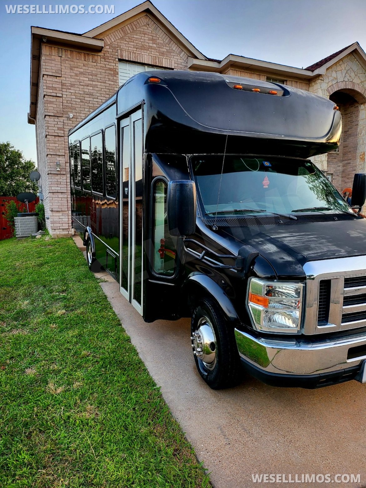 Limo Bus for Sale in Cedar Hill, TX - Photo 5