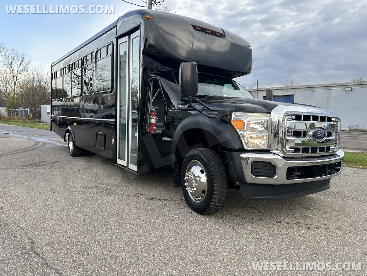 Limo Bus for Sale in Fraser, MI - Photo 8