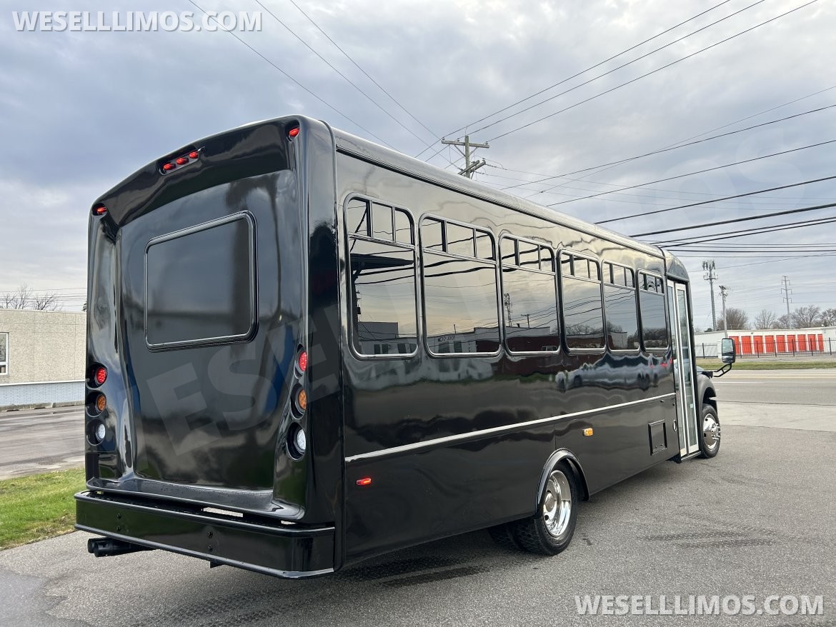 Limo Bus for Sale in Fraser, MI - Photo 9