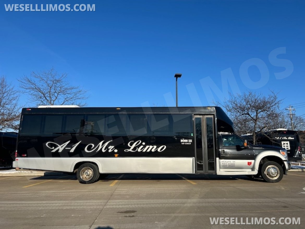 Limo Bus for Sale in WICKLIFFE, OH - Photo 3