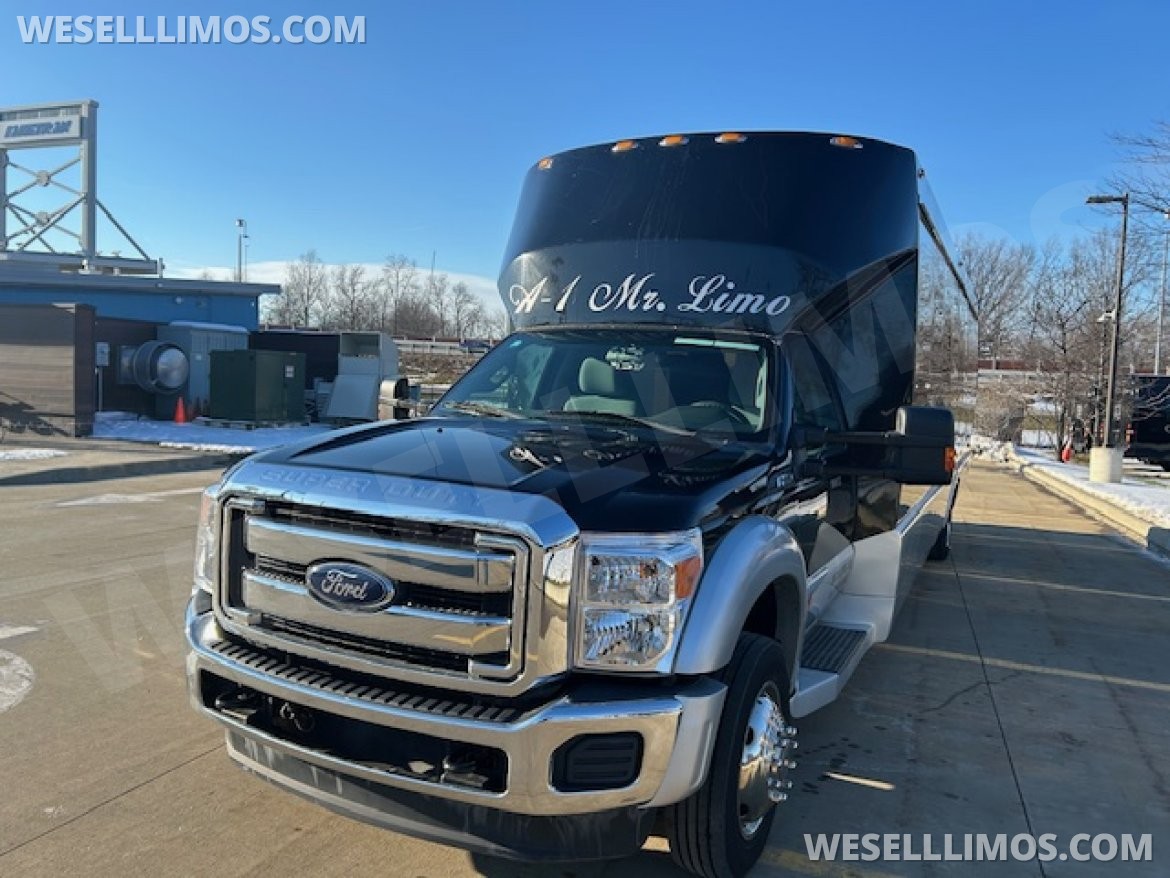 Limo Bus for Sale in WICKLIFFE, OH - Photo 4