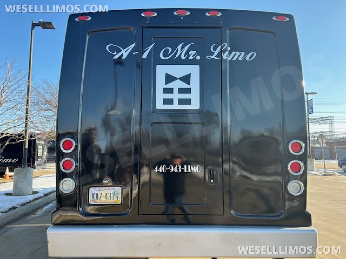 Limo Bus for Sale in WICKLIFFE, OH - Photo 5