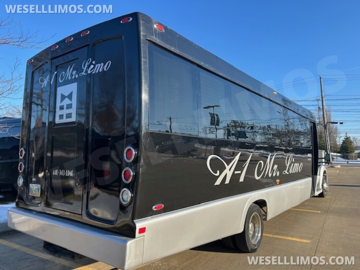 Limo Bus for Sale in WICKLIFFE, OH - Photo 6