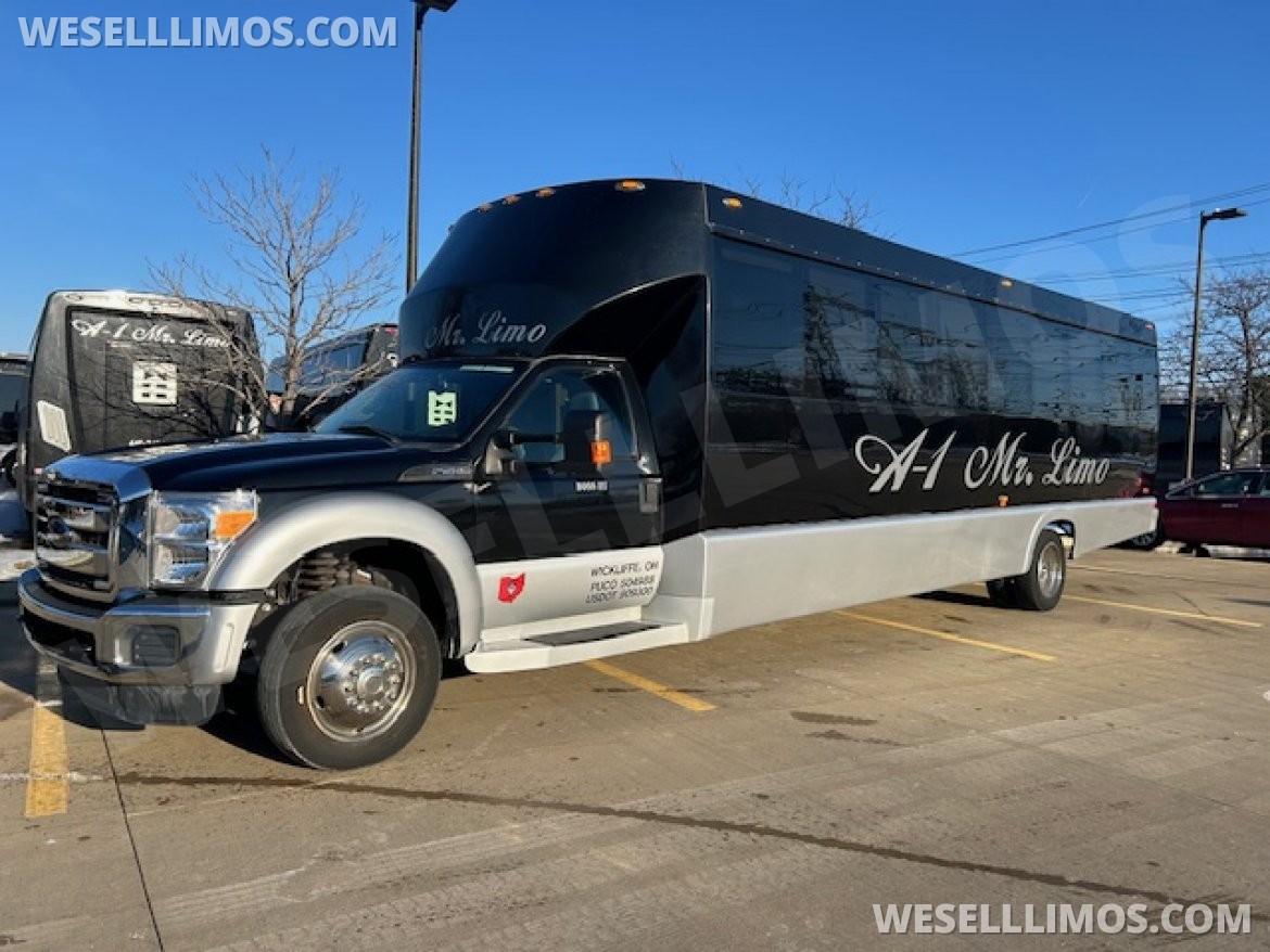 Limo Bus for Sale in WICKLIFFE, OH - Photo 7