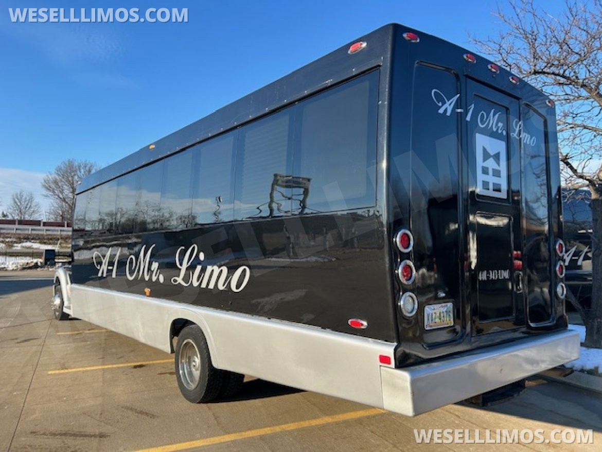 Limo Bus for Sale in WICKLIFFE, OH - Photo 8