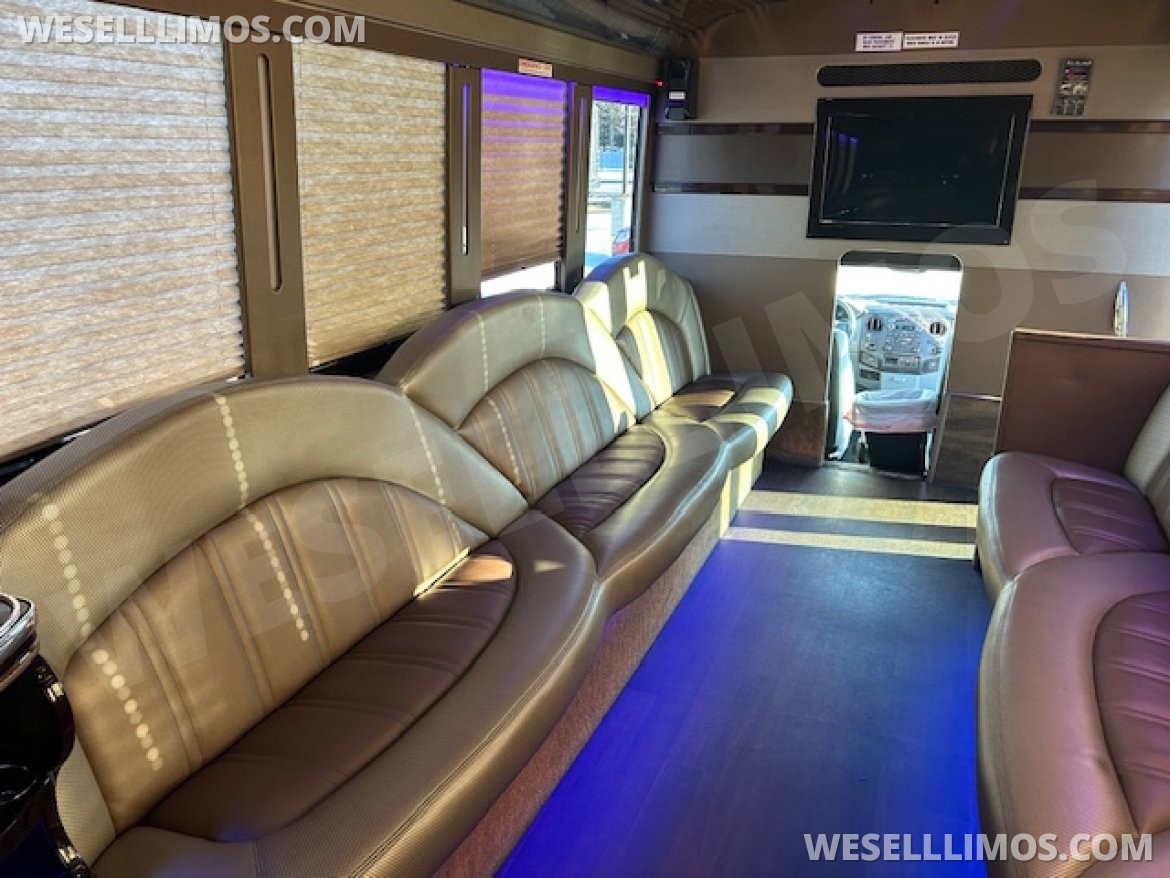 Limo Bus for Sale in WICKLIFFE, OH - Photo 10