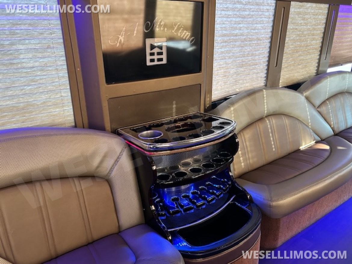 Limo Bus for Sale in WICKLIFFE, OH - Photo 11