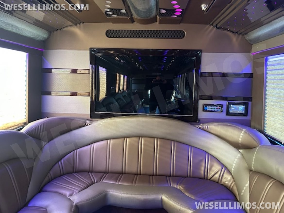Limo Bus for Sale in WICKLIFFE, OH - Photo 16
