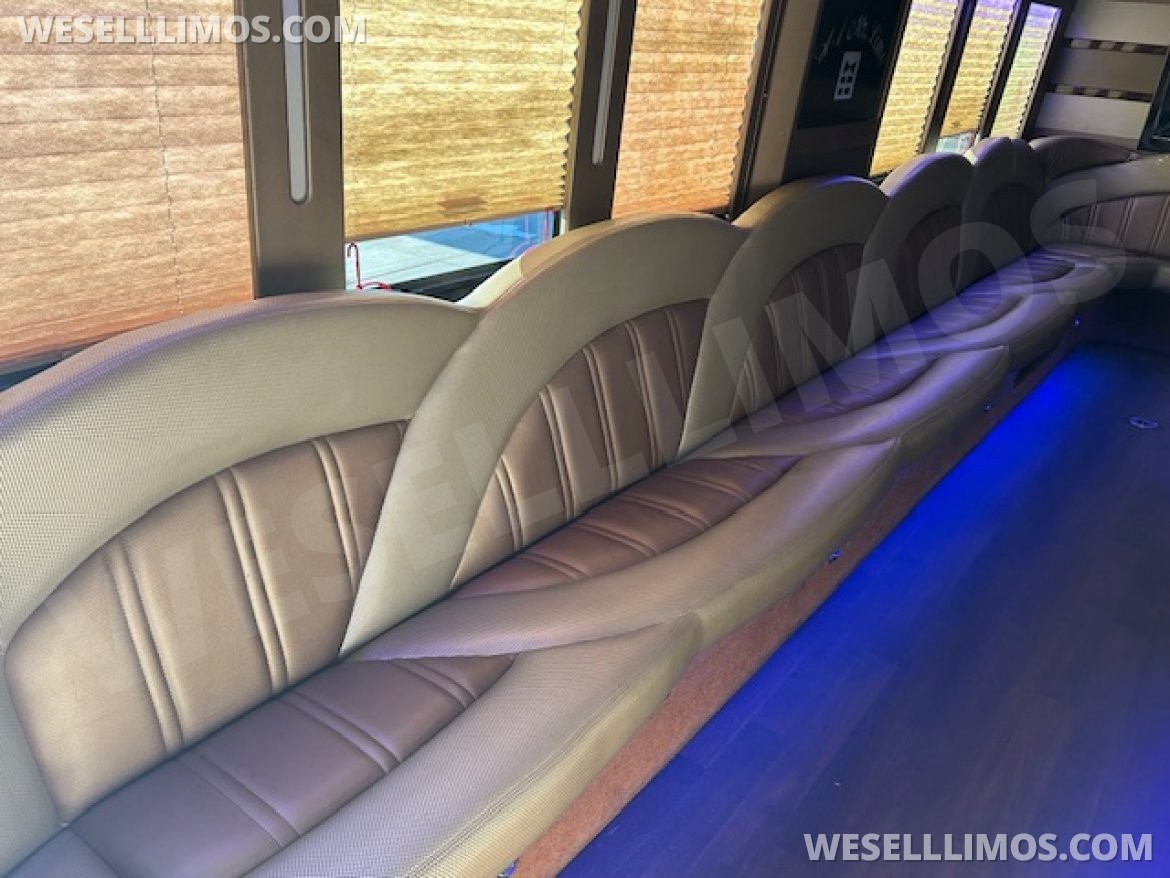 Limo Bus for Sale in WICKLIFFE, OH - Photo 17