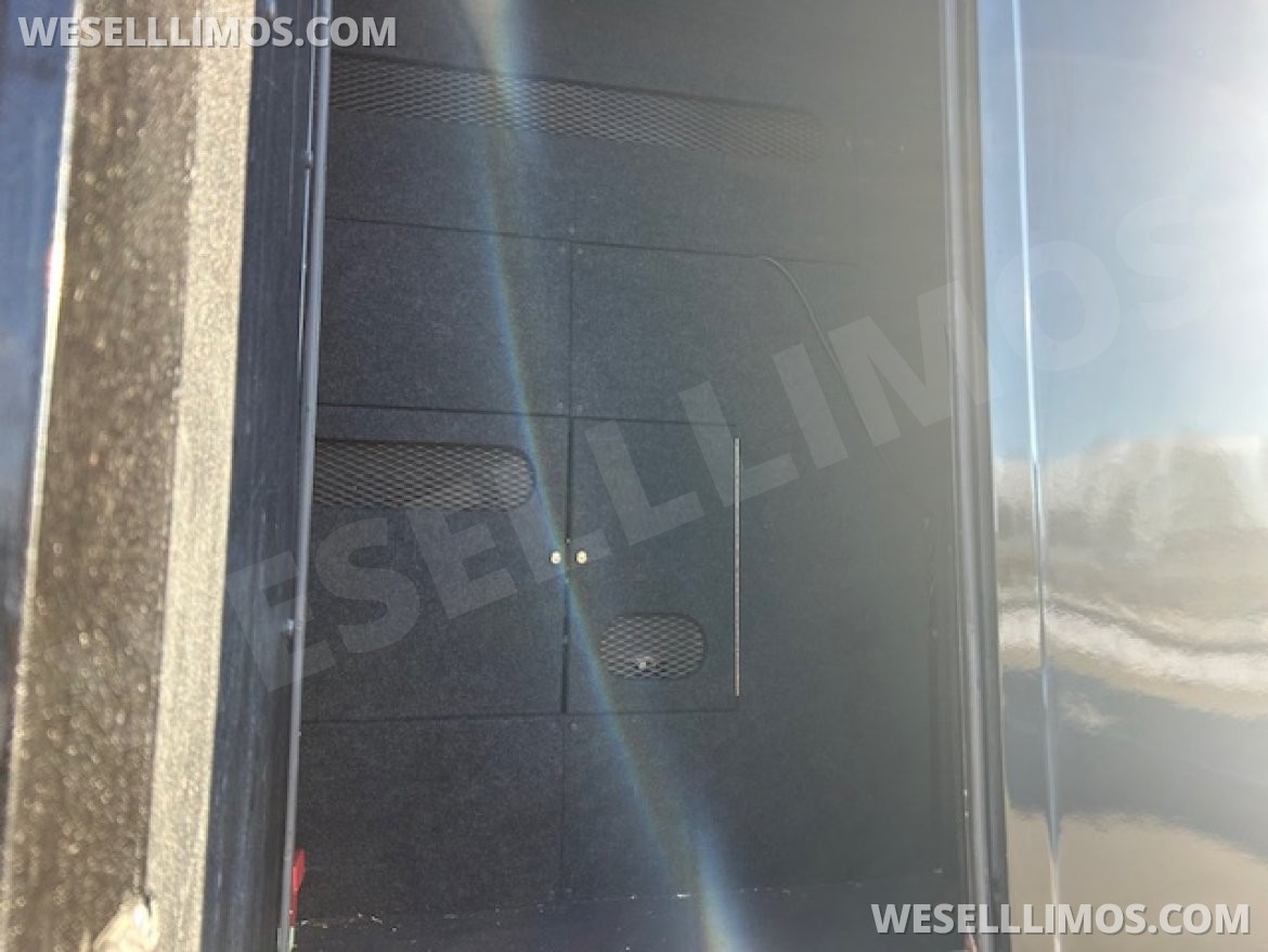 Limo Bus for Sale in WICKLIFFE, OH - Photo 23