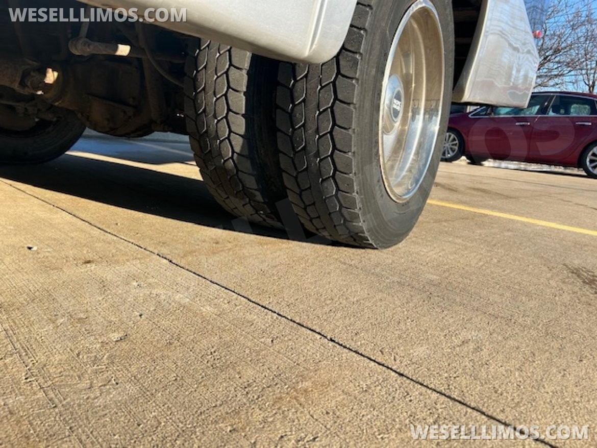 Limo Bus for Sale in WICKLIFFE, OH - Photo 26
