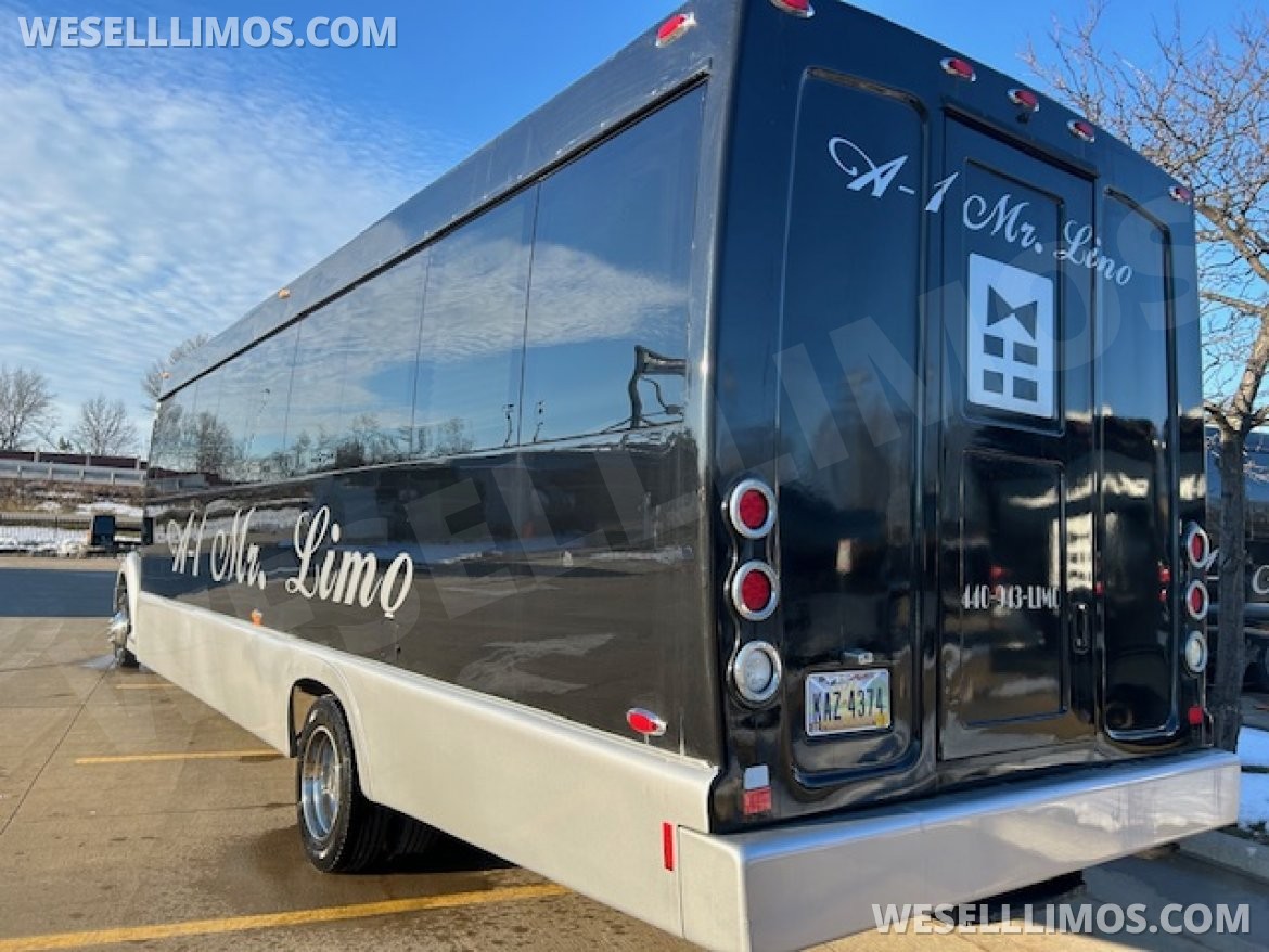 Limo Bus for Sale in Wickliffe, OH - Photo 4