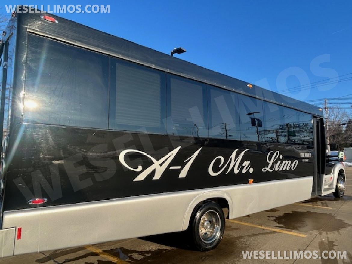 Limo Bus for Sale in Wickliffe, OH - Photo 7