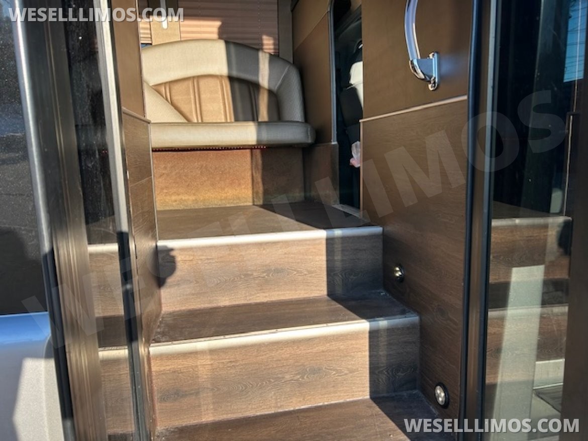 Limo Bus for Sale in Wickliffe, OH - Photo 19