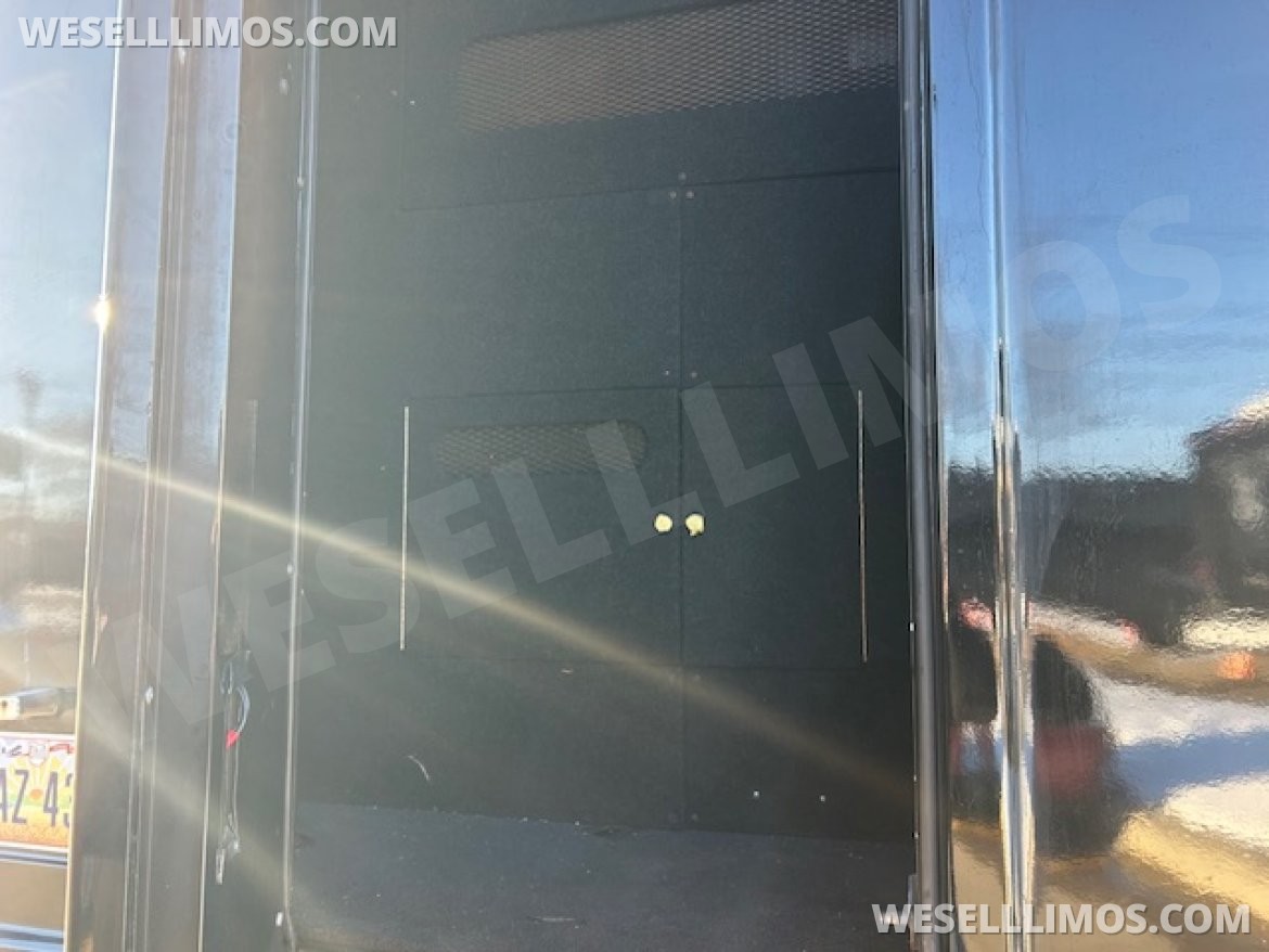 Limo Bus for Sale in Wickliffe, OH - Photo 23