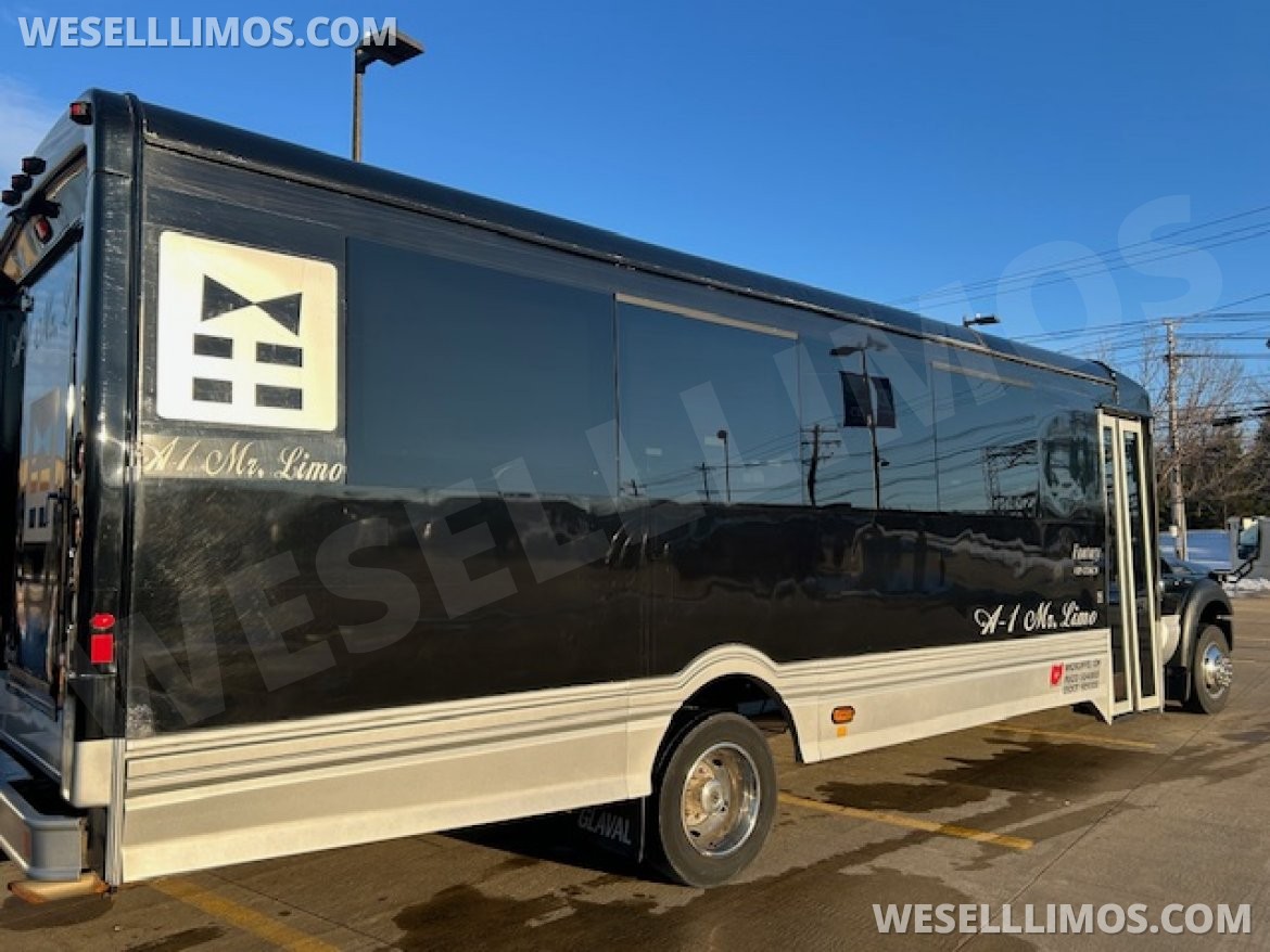 Limo Bus for Sale in Wickliffe, OH - Photo 4