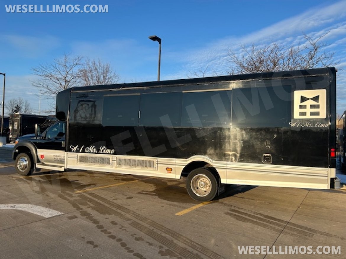 Limo Bus for Sale in Wickliffe, OH - Photo 5