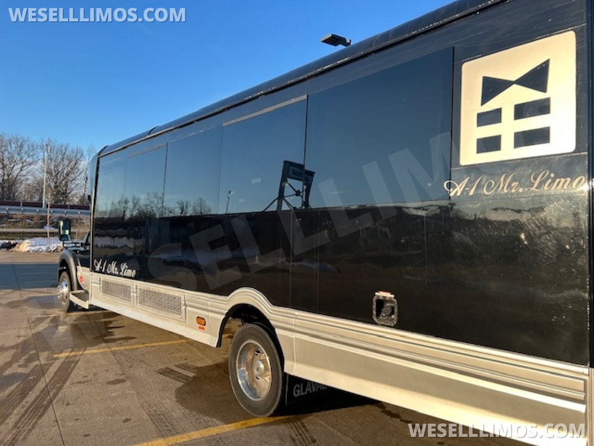 Limo Bus for Sale in Wickliffe, OH - Photo 6