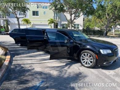 2017 Chrysler 300 Limousine for Sale in FORT LAUDERDALE, FL