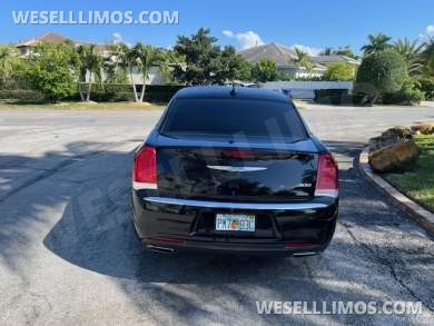 2017 Pinnacle Chrysler 300 Limousine - Limousine for Sale in FORT LAUDERDALE, FL - Photo 4