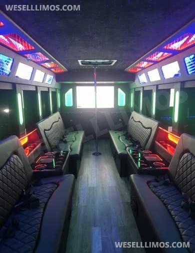 2018 Starcraft Ford F550 Shuttle Bus - Limousine for Sale in glendale, CA - Photo 16