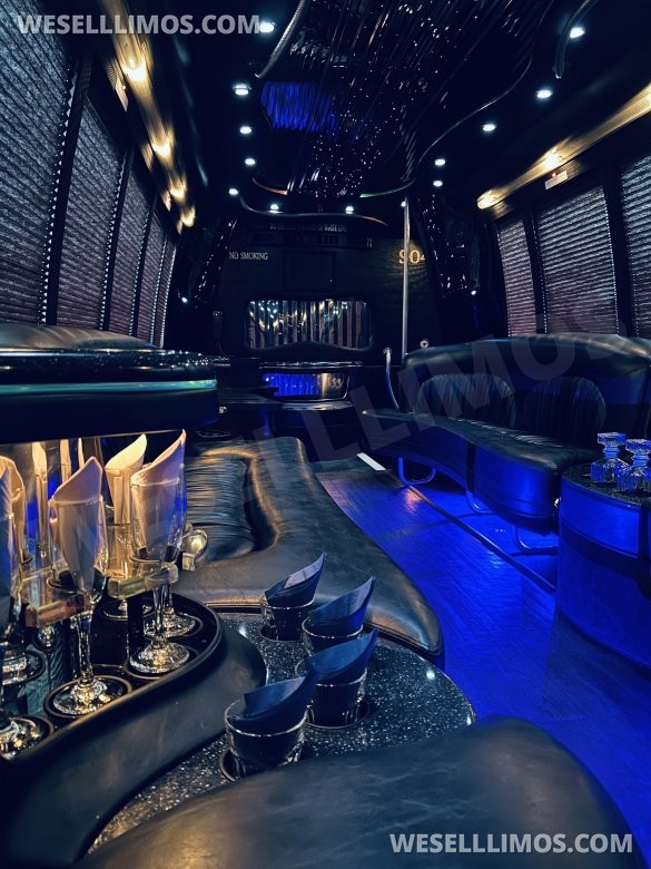 2007 Ford F550 Limo Bus for Sale in Meriden, CT - Photo 2