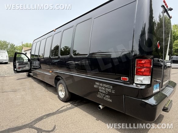 2007 Ford F550 Limo Bus for Sale in Meriden, CT - Photo 3
