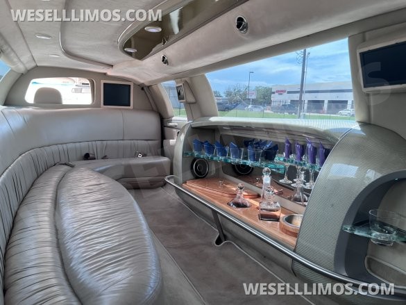 2004 Lincoln Town Car Limousine for Sale in Houston, TX - Photo 2