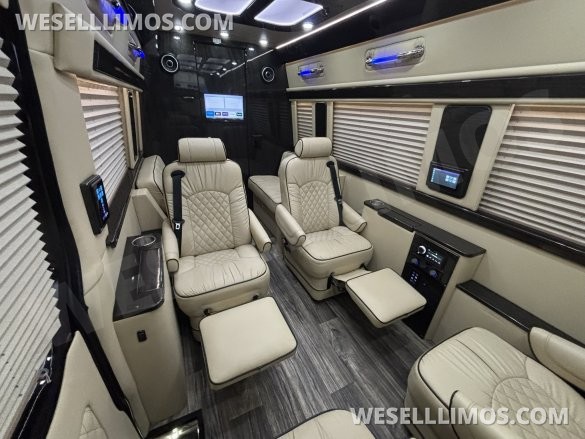 2020 Mercedes-Benz Sprinter 3500 Daycruiser Sprinter for Sale in Richmond, VA - Photo 2
