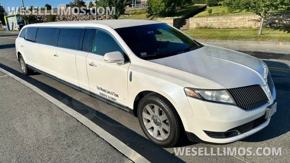 2013 Lincoln Mkt Limousine for Sale in Raynham, MA - Main Photo