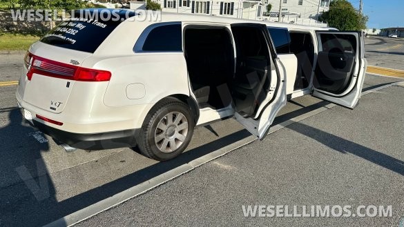 2013 Lincoln Mkt Limousine for Sale in Raynham, MA - Photo 2